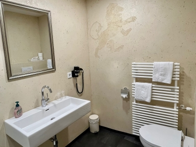 Doppelzimmer Premium Deluxe Bad.jpeg