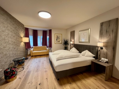 Doppelzimmer Premium Deluxe Bett.jpeg