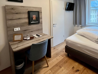 Doppelzimmer Standard Tisch.jpeg