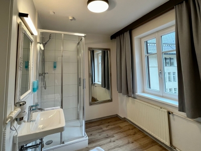 Doppelzimmer Standard Bad.jpeg