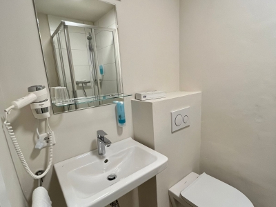 Einzelzimmer Premium Bad.jpeg