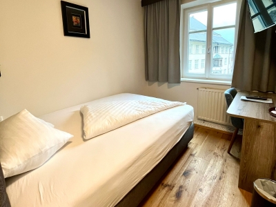 Einzelzimmer Premium Bett.jpeg